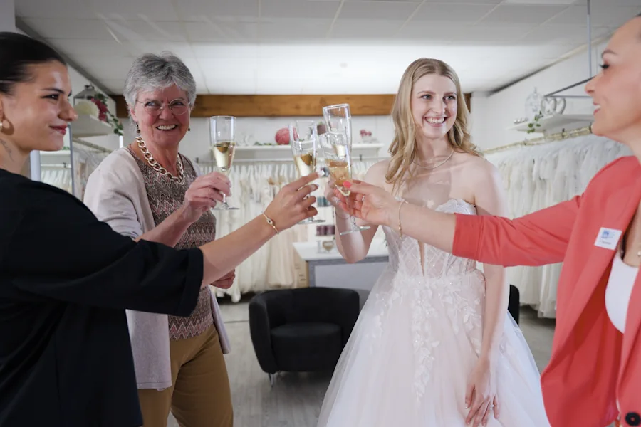 Hochzeitskleider Anprobe im Kleider Müller