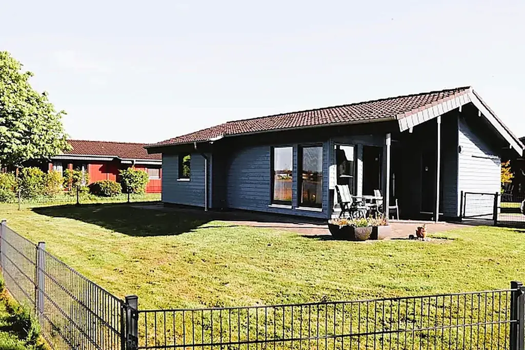 Das blaue Ferienhaus B14 mit eingezäuntem Garten