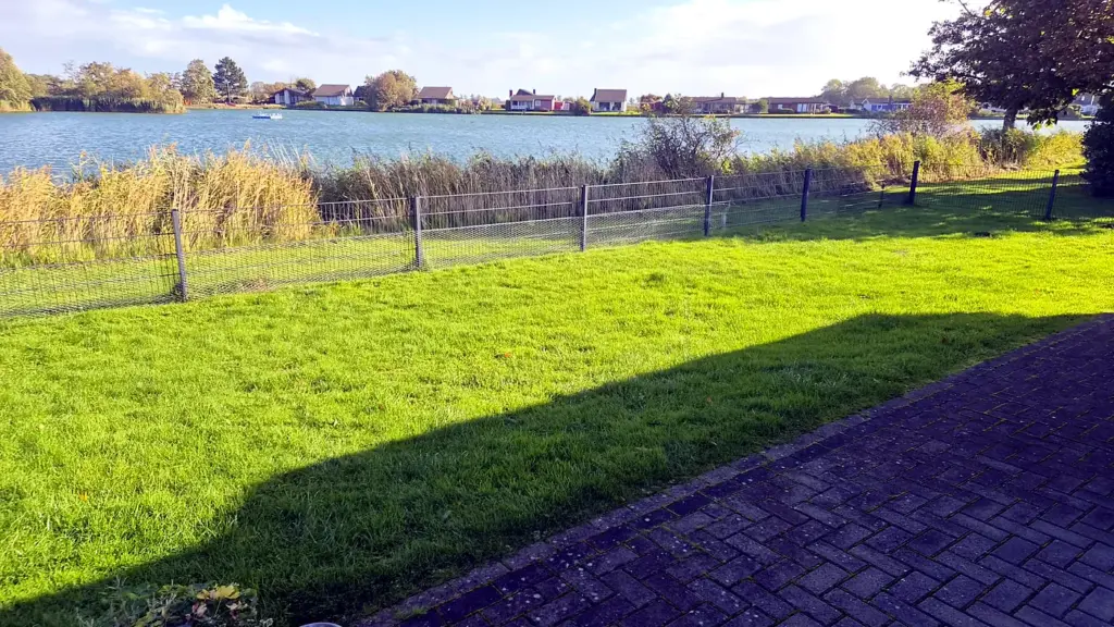 Eingezäunter Garten mit Blick auf den Binnensee