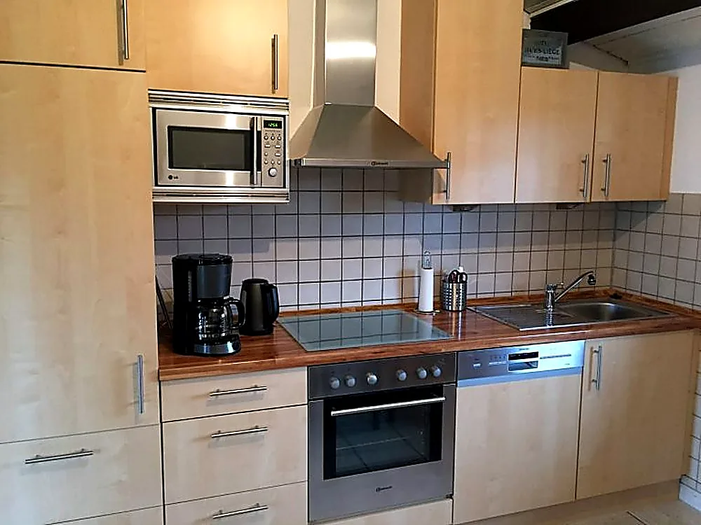 Küche mit Backofen und Geschirrspüler