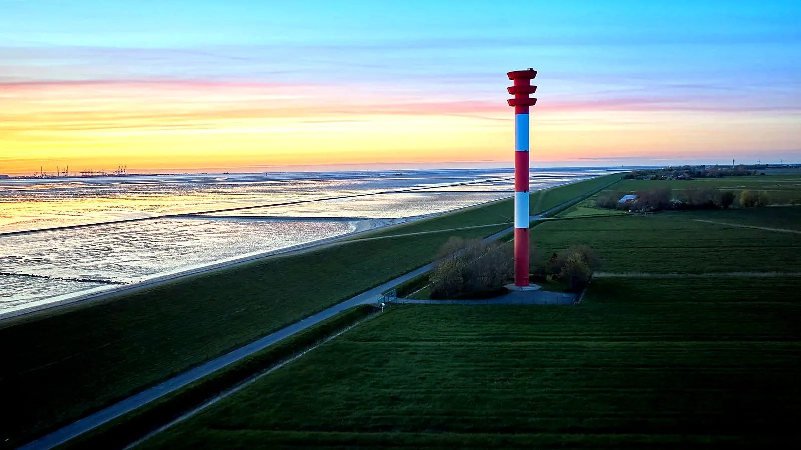 Leuchtturm an der Nordseeküste im Sonnenuntergang