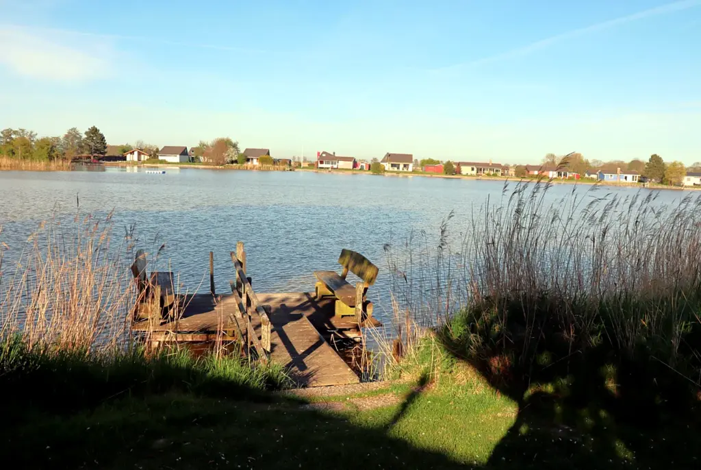 Steg mit Bänken am Binnensee