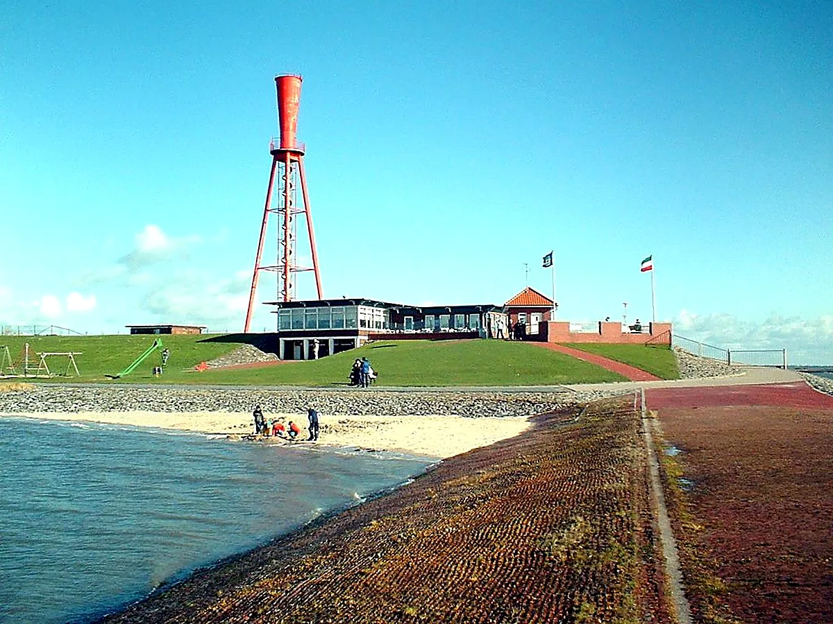 Strand Eckwarderhörne mit Leuchtfeuer