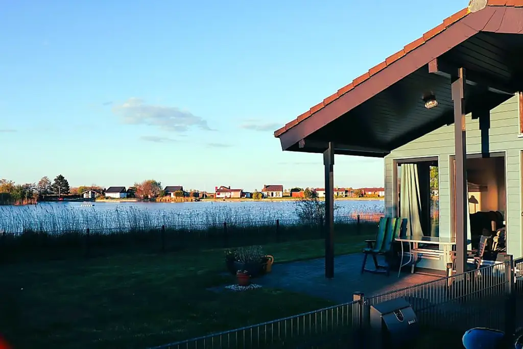 Abendsonne über dem Binnensee – Terrasse des Ferienhauses