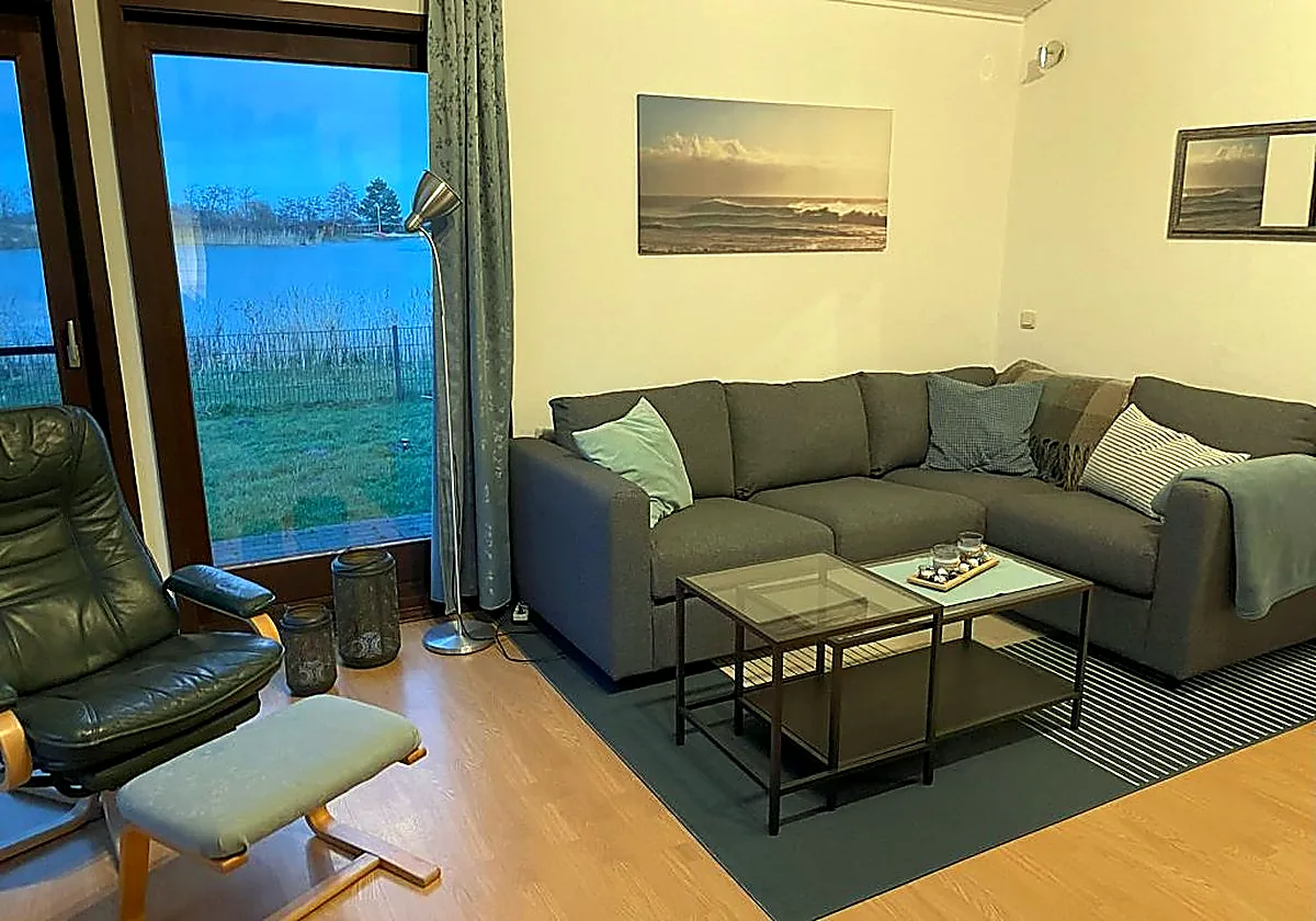 Wohnzimmer mit Sofa und Blick auf den See